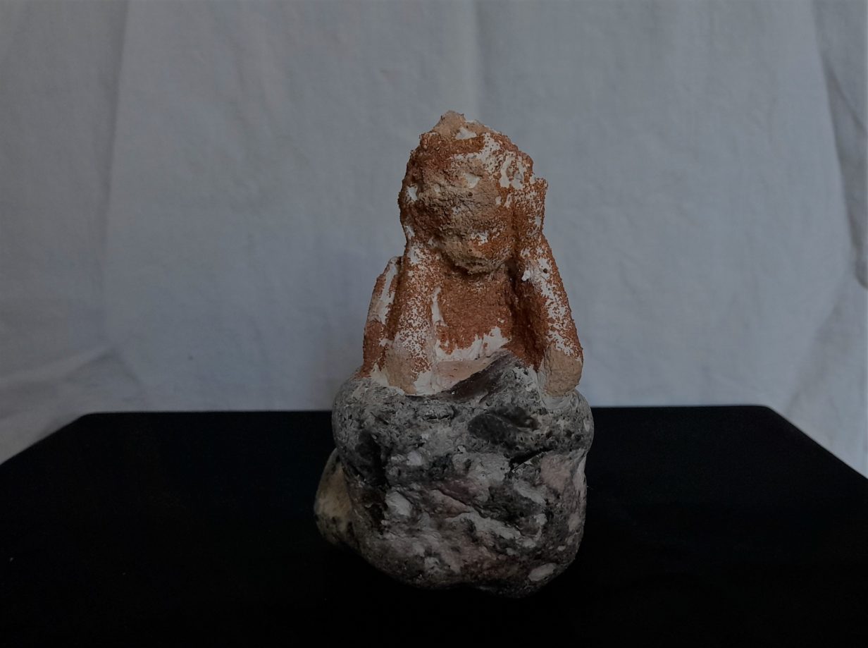 Petite sculpture d'argile, sables colorés sur socle de perre marine.